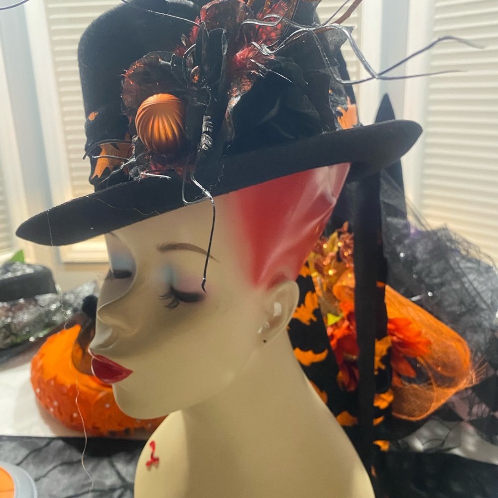 Be Halloween fabulous in a  top hat🎩 one size are done with my magic🎩🎩🎩